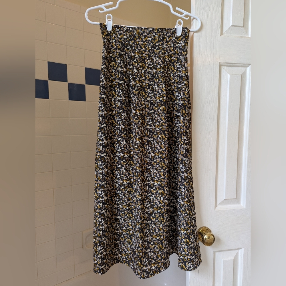 Radarista Beautiful Yellow White Floral Skirt Size S.